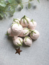 Load image into Gallery viewer, Set of 5 pink knitted strawberries
