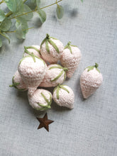 Load image into Gallery viewer, Set of 5 pink knitted strawberries
