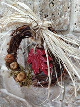 Load image into Gallery viewer, Mini wreath with clay Leaf in Burgundy

