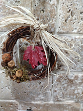 Load image into Gallery viewer, Mini wreath with clay Leaf in Burgundy
