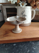 Load image into Gallery viewer, Cute Vintage pottery dish

