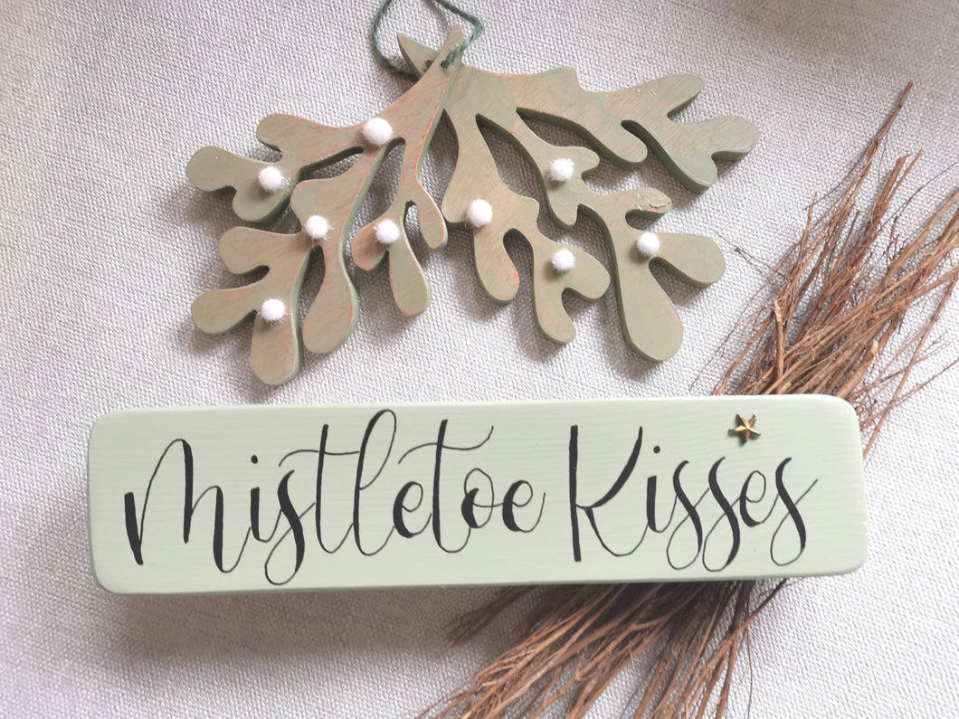 Wooden Freestanding Christmas Sign - Mistletoe Kisses