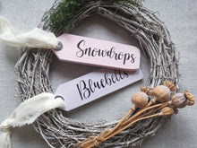 Load image into Gallery viewer, Teachers Gift, wooden flower tag with personalised gift wrap
