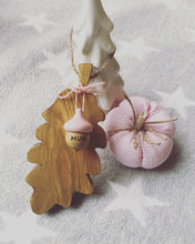 Load image into Gallery viewer, Wooden Oak Leaf, Personalised gift, keepsake memory Mother&#39;s Day, Easter home decor, New Home Gift, Nursery decor
